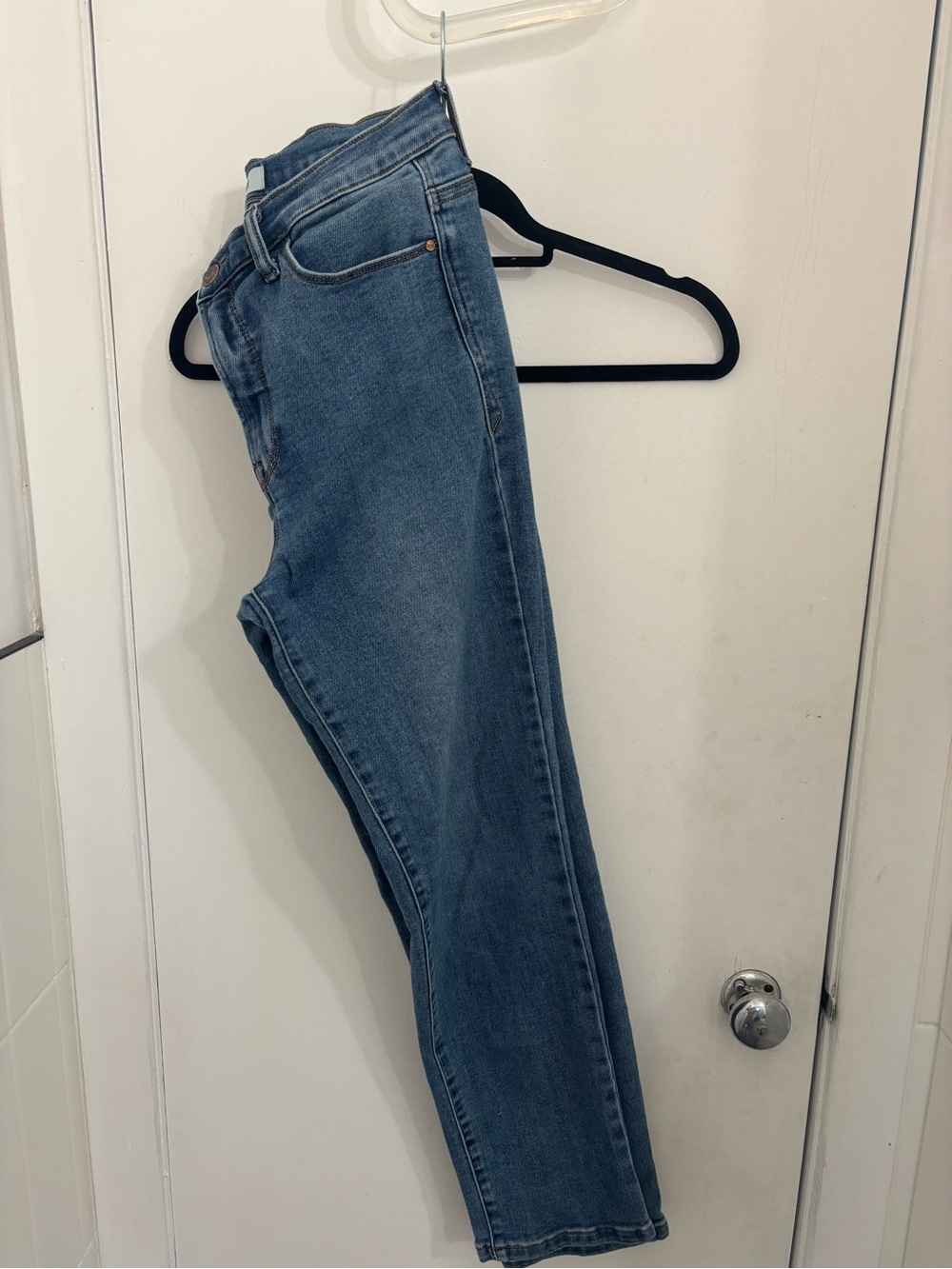 Kensie Straight-Leg Women's Denim Jeans in Medium Blue Wash